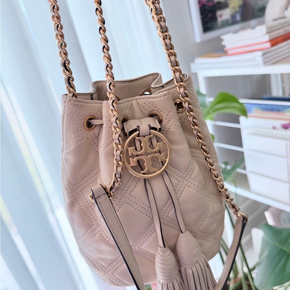 Tory Burch Cream Quilted Crossbody Bag with Gold Chain - Picture 10 of 13